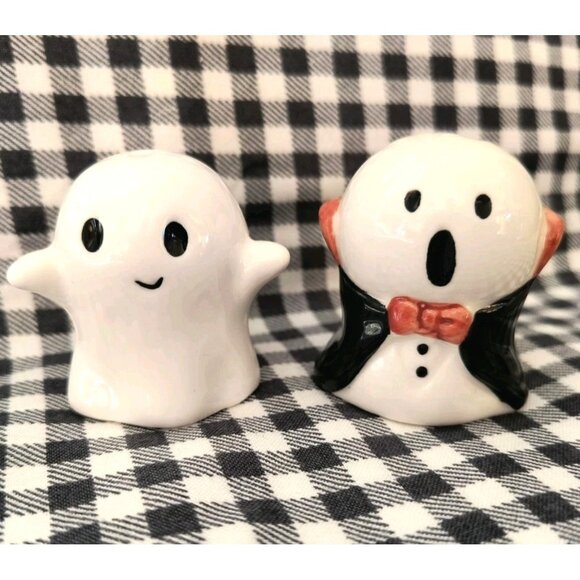 Halloween Ghosts Mini Salt and Pepper Shakers, Dracula Cutie Boo Ghosties, NEW - Picture 1 of 8
